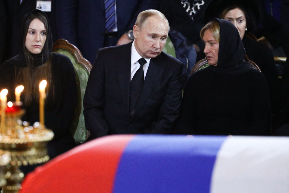 Did Vladimir Putin’s Daughter Die From A Corona Vaccination?